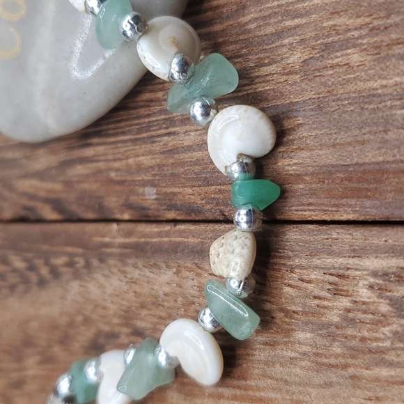 B2831 emerald crystal raw chip‎ Peruvian seashell bracelet - Picture 2 of 3